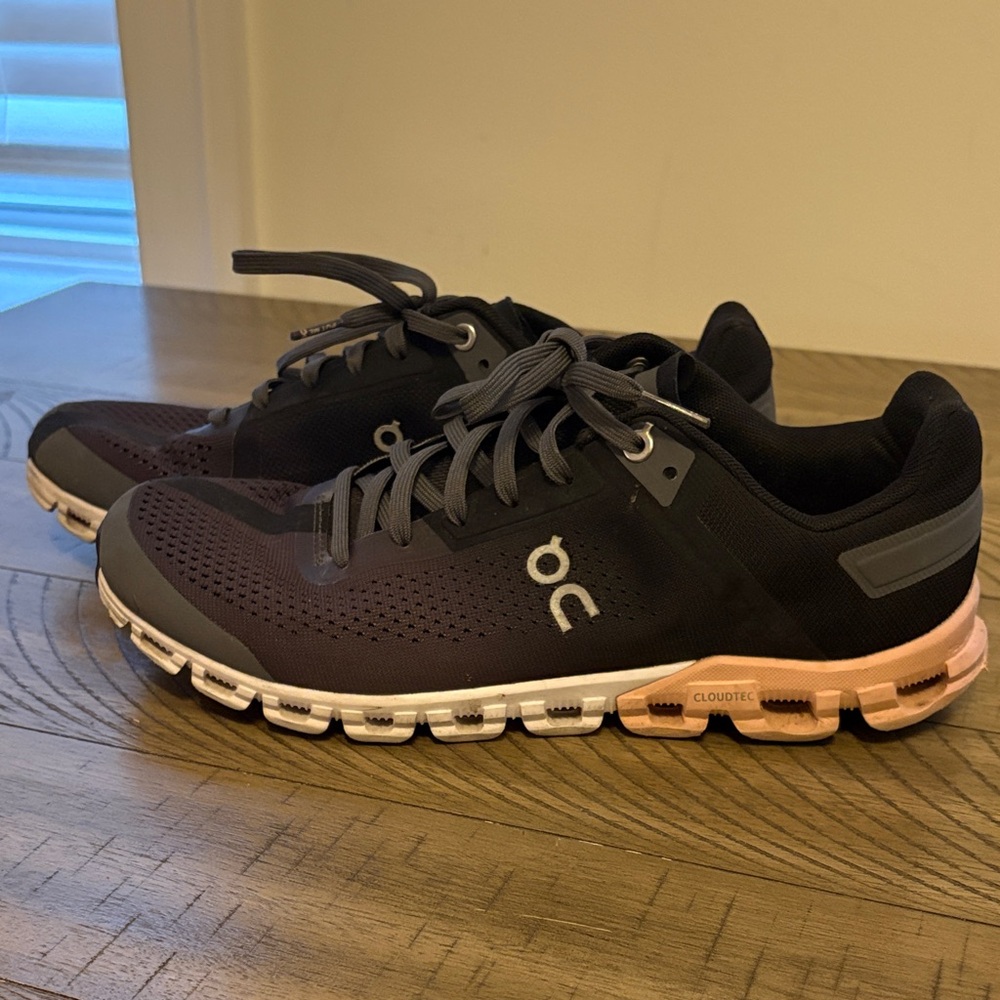 Women’s on cloud x sneakers size 9.5